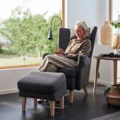 картинка OMTÄNKSAM ОМТЭНКСАМ Кресло с табуретом для ног - Гуннаред темно-серый от магазина Wmart