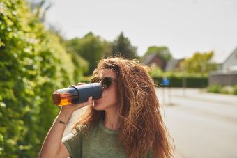 ЭФТРЕСТРЭВА Дорожная кружка, прозрачное стекло, силикон, 0.5 л